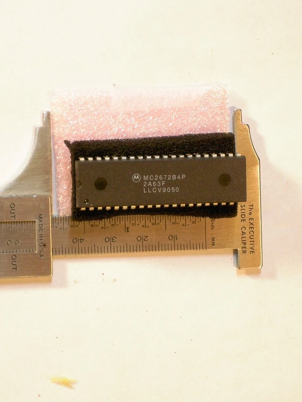 Motorola MC2672B4P CRT Display Controller PDIP40 Parts Distributor Motorola MC2672B4P CRT Display Controller PDIP40